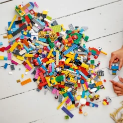 Lego Classic 11021 90 vuotta leikkien lumoissa